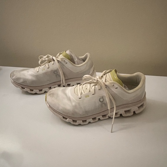 On Running Cloudflow White Sneakers - Picture 3 of 4